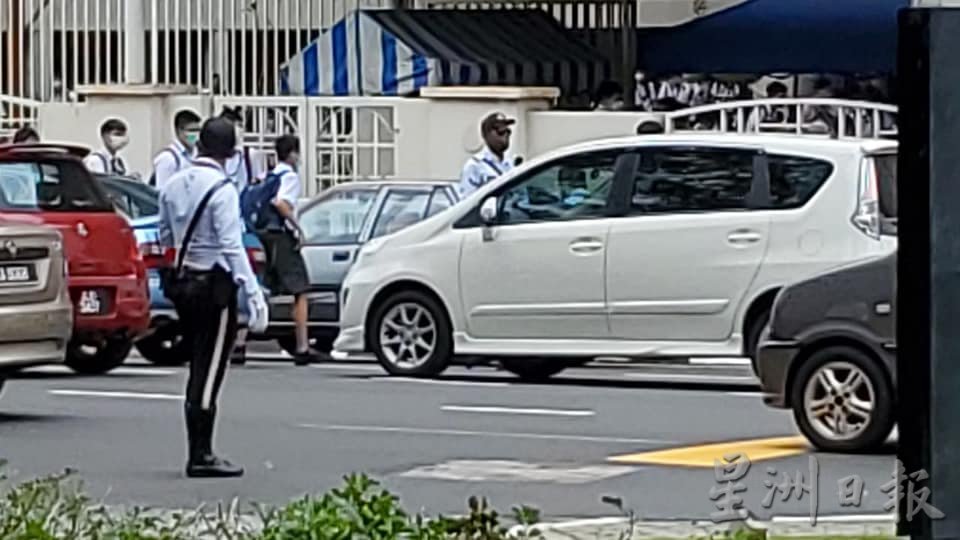 霹:封面主文/为舒缓怡市区交通堵塞 交警在堵塞热点指挥交通