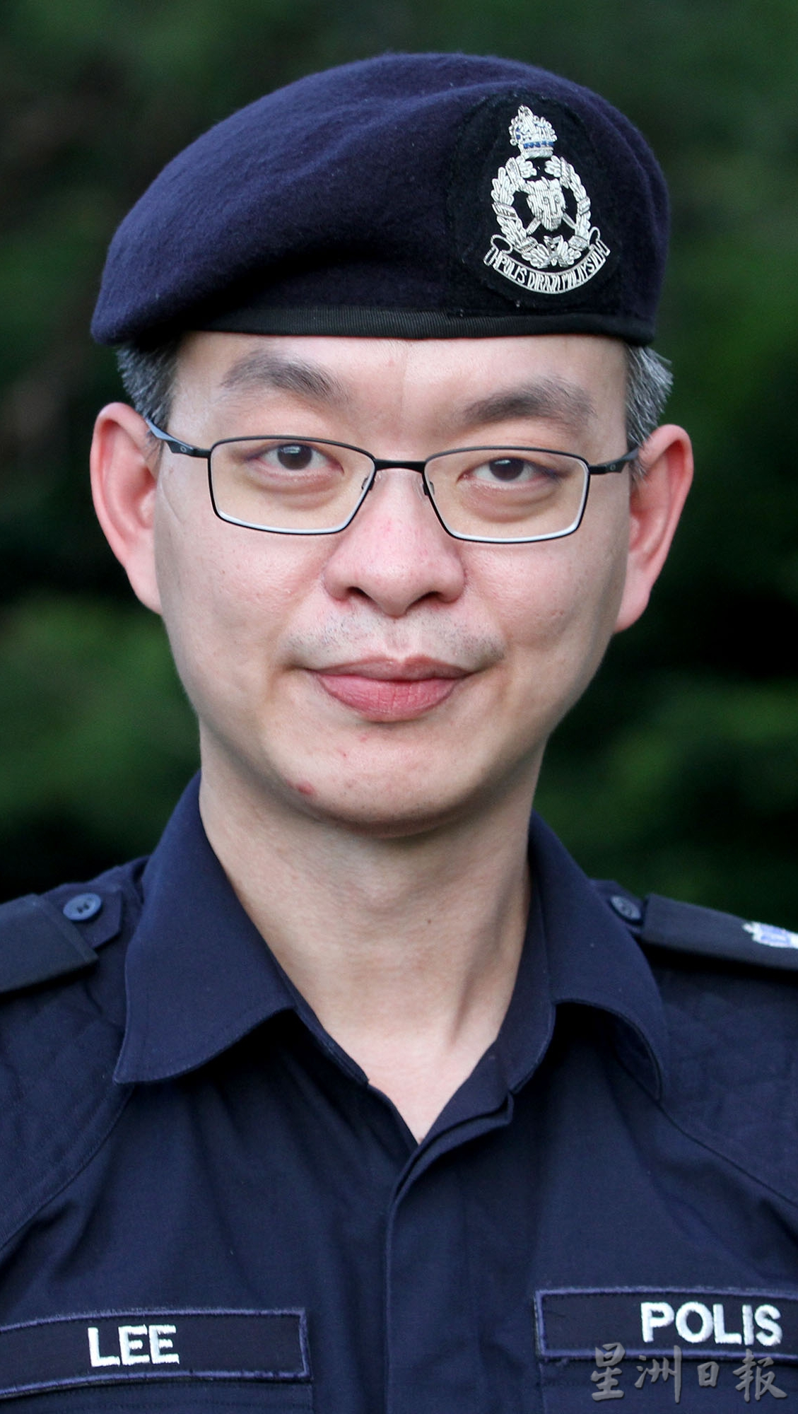 霹:封面主文/为舒缓怡市区交通堵塞 交警在堵塞热点指挥交通