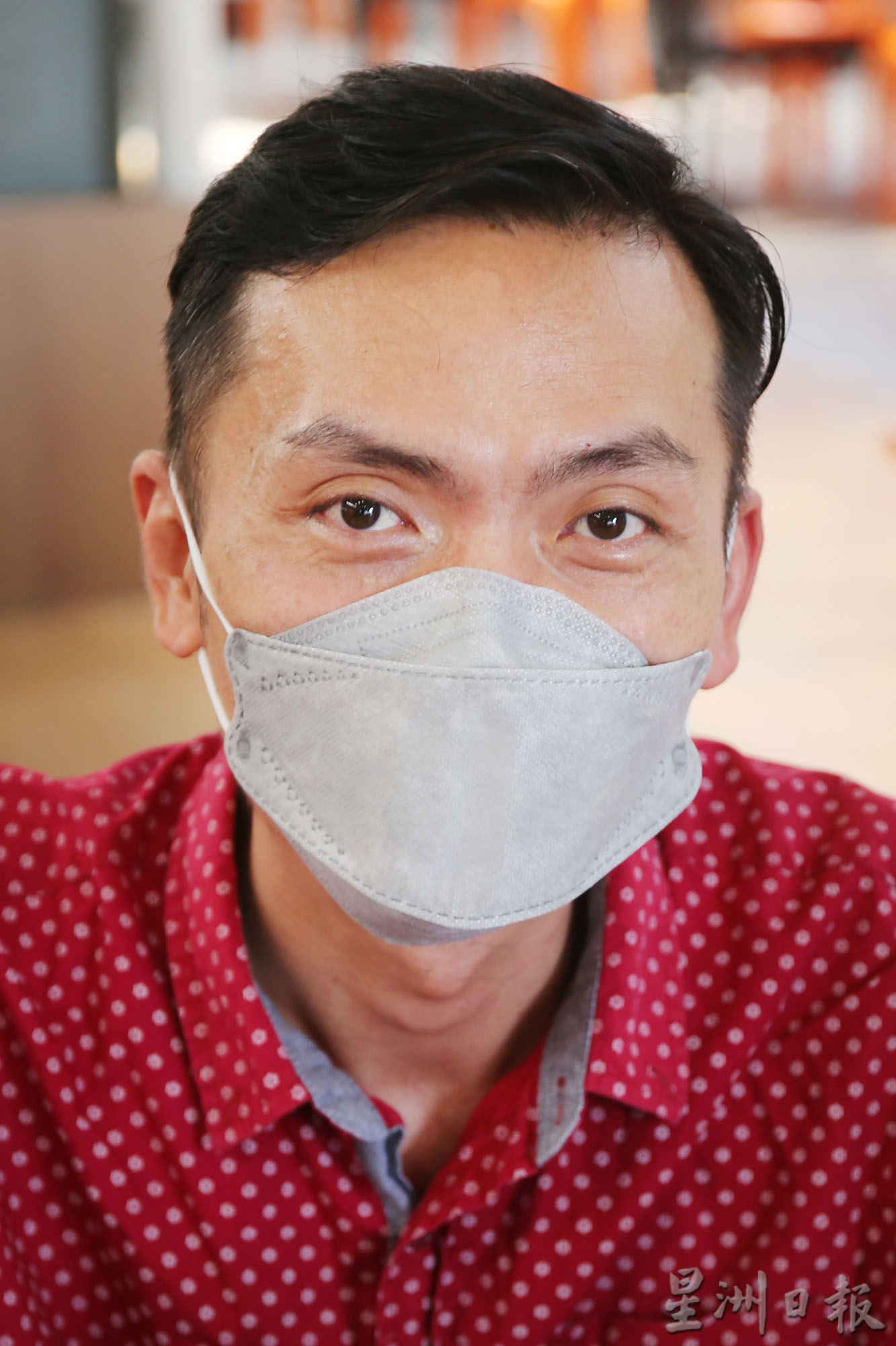 霹:封面主文/为舒缓怡市区交通堵塞 交警在堵塞热点指挥交通