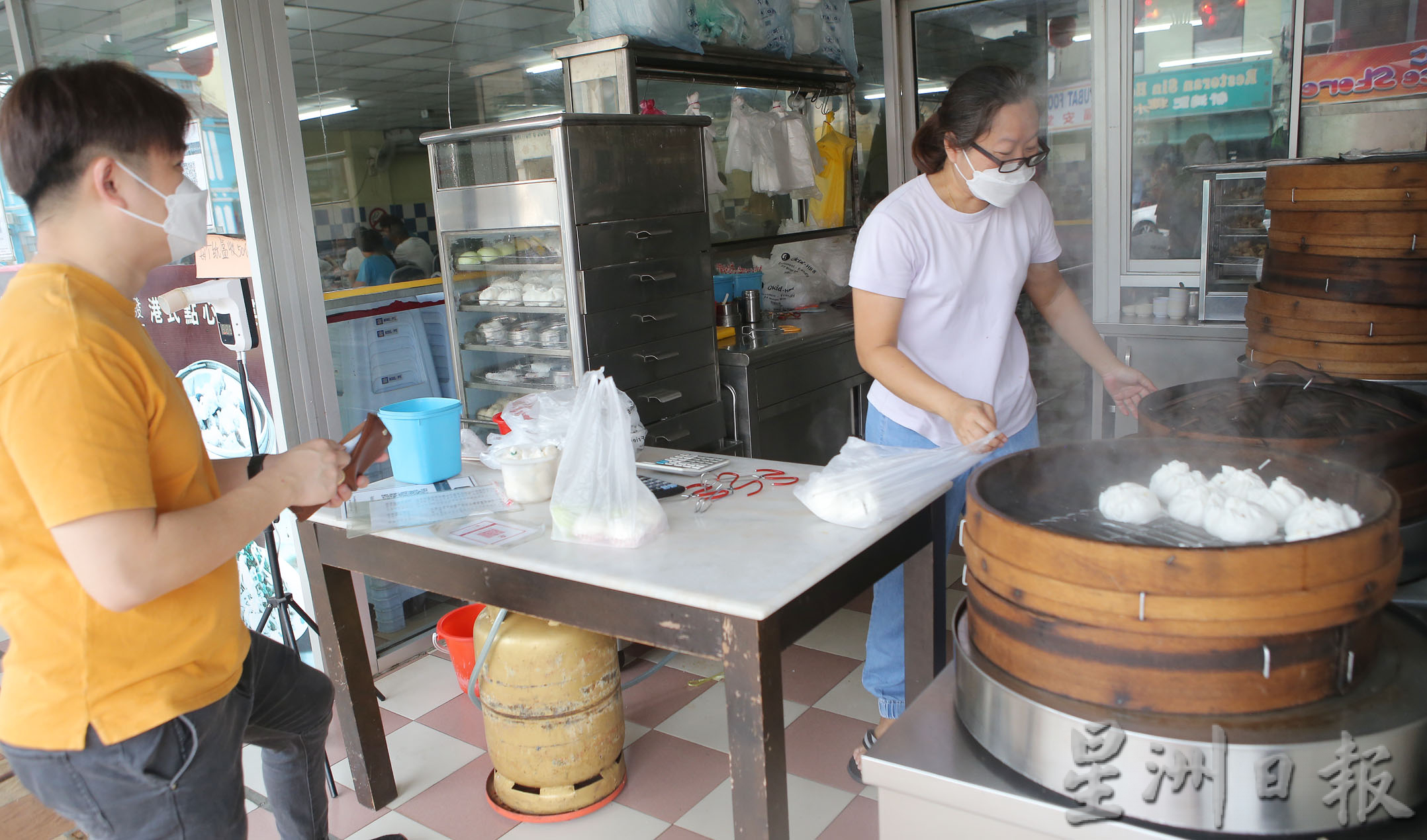 霹：封面主文／新加坡游子回乡团聚尝美食  怡保点心楼好热闹
