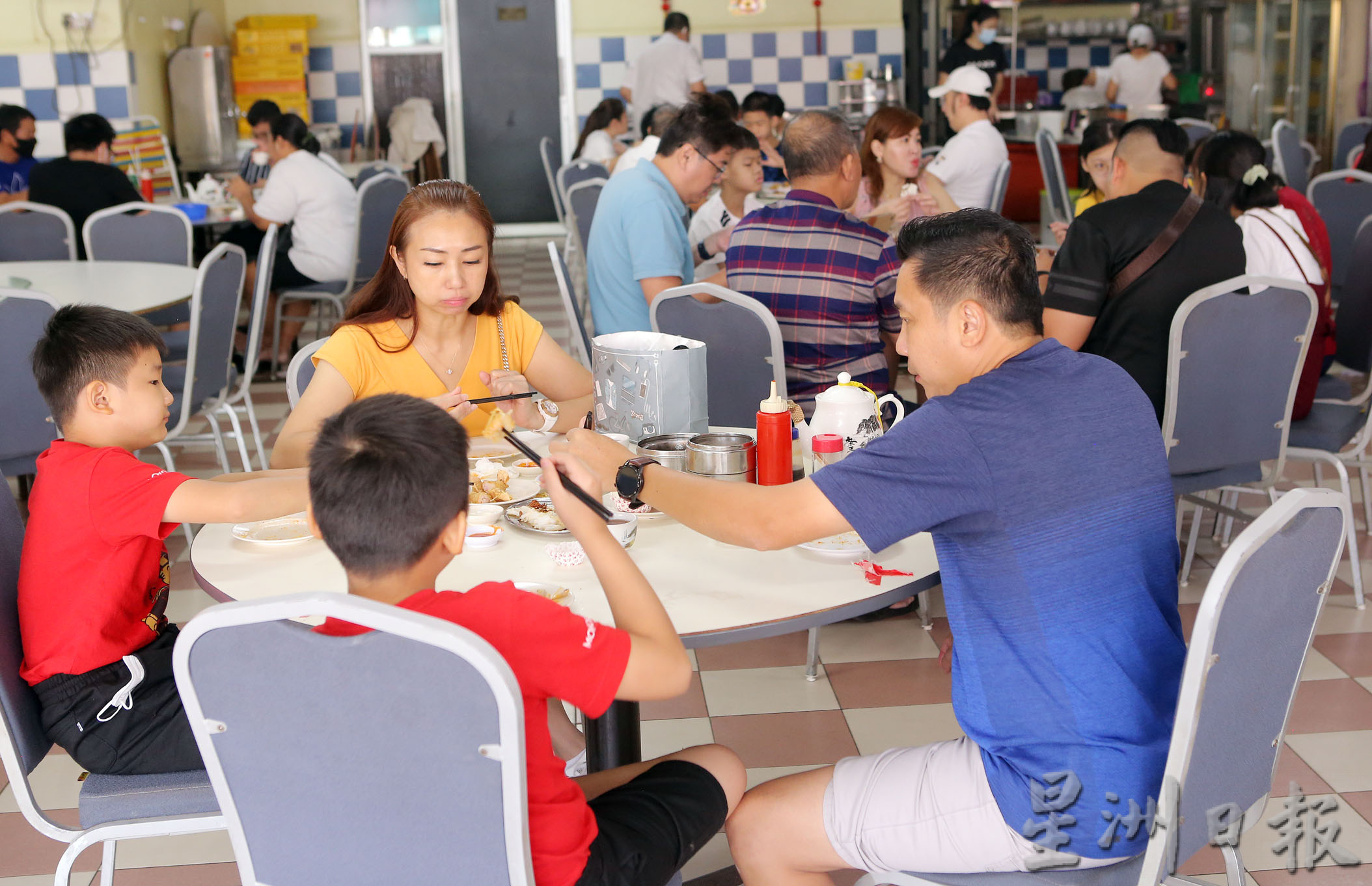 霹：封面主文／新加坡游子回乡团聚尝美食  怡保点心楼好热闹