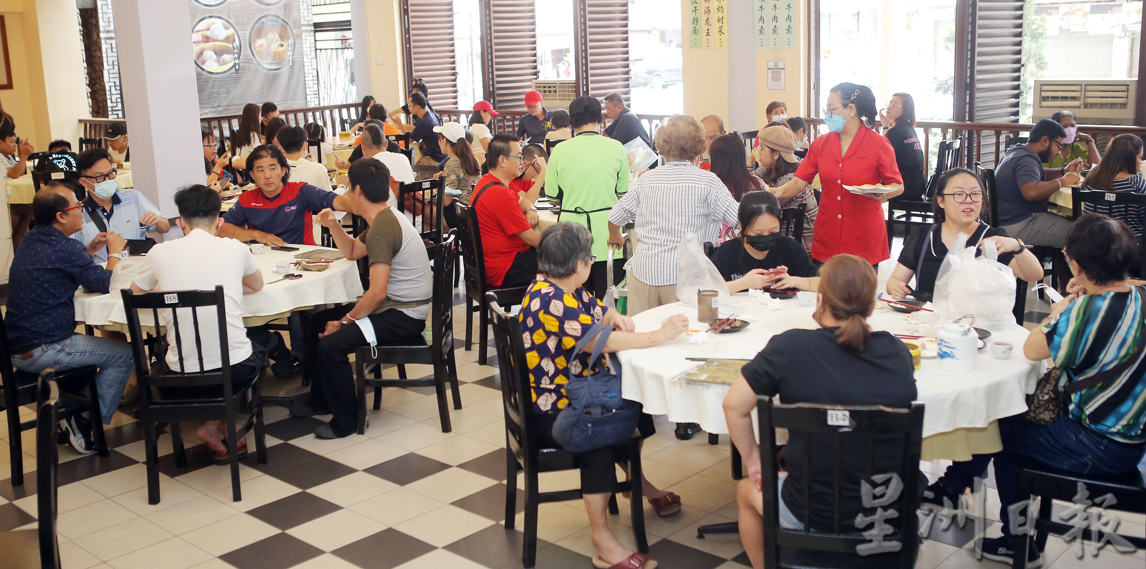 霹：封面主文／新加坡游子回乡团聚尝美食  怡保点心楼好热闹