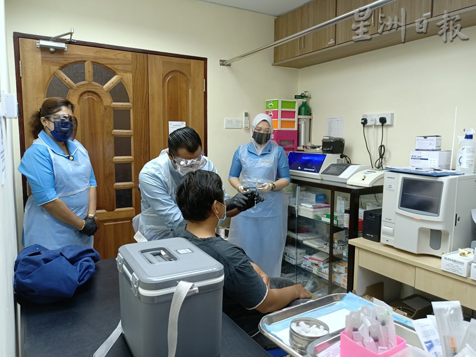 霹：第二版头／第二剂加强针 年长者持观望态度