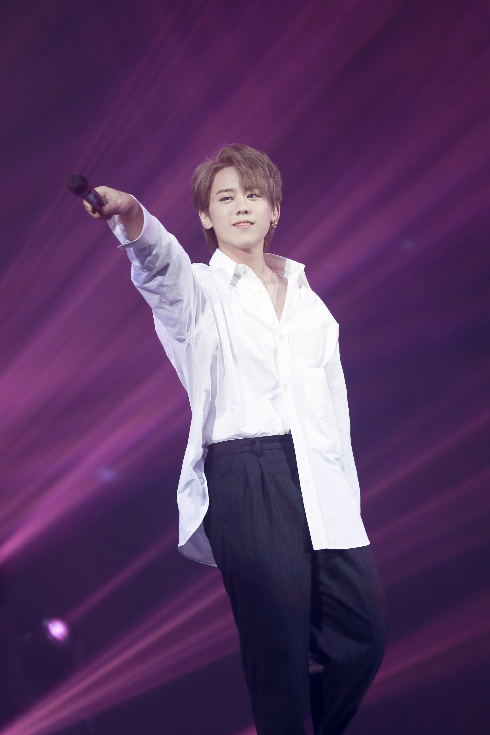 马新姜糖应援偶像23岁生日 姜涛“空降”柏威年购物广场 