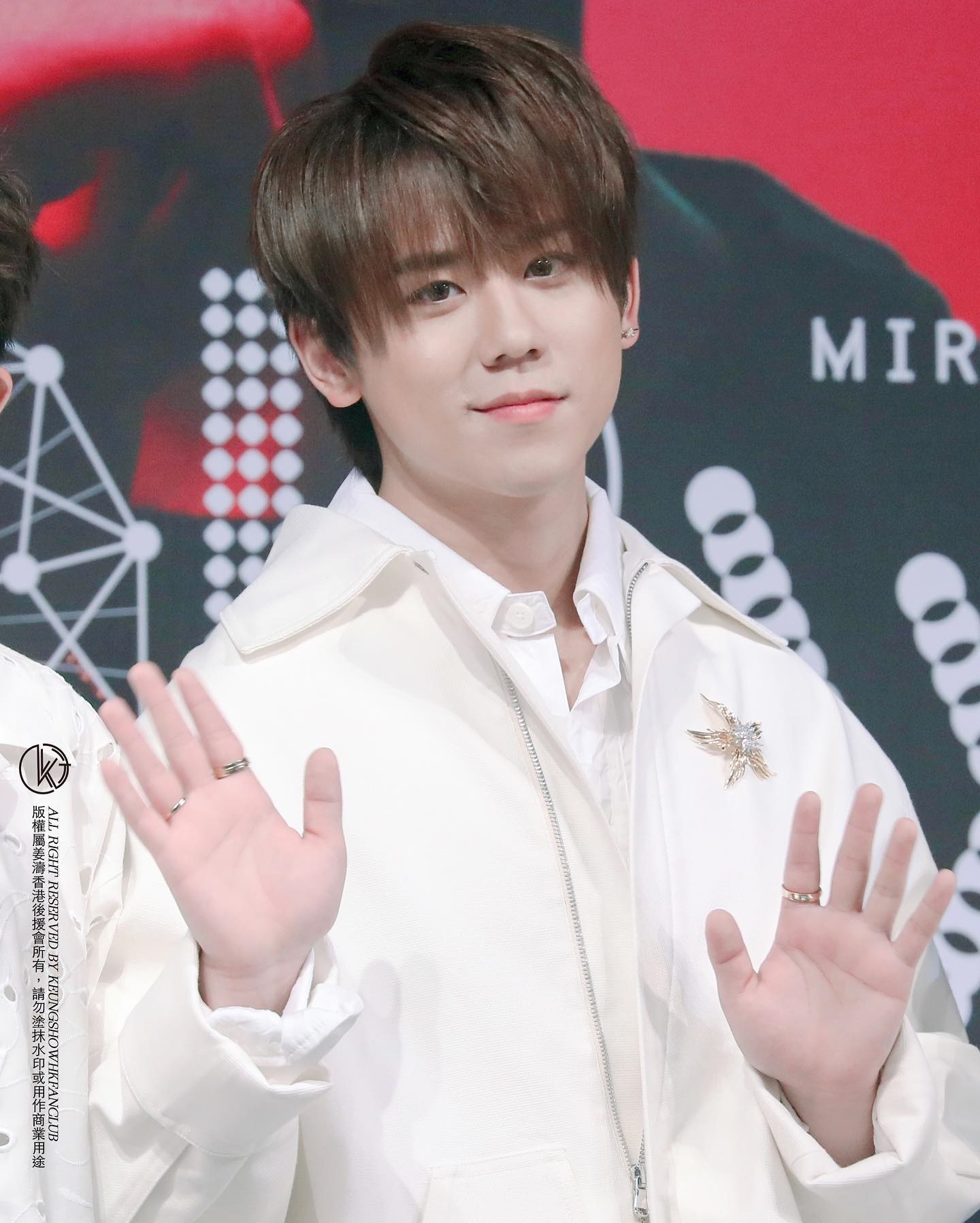 马新姜糖应援偶像23岁生日 姜涛“空降”柏威年购物广场 