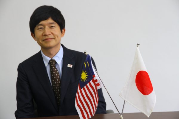 马日加强教育合作