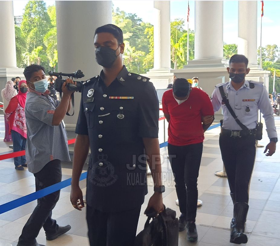 驾车闯入摩托车道·网络工程师判监5天 罚款8千