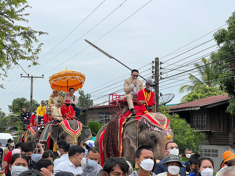 骑大象豪撒10万铢 泰富二代剃度礼太豪了