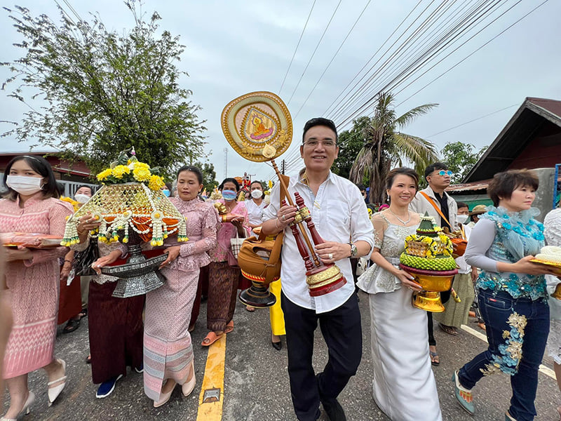 骑大象豪撒10万铢 泰富二代剃度礼太豪了