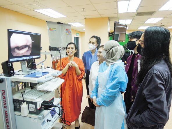 高声狂笑 尖叫 咆哮致声带受损 专家:教师艺人销货员高危群