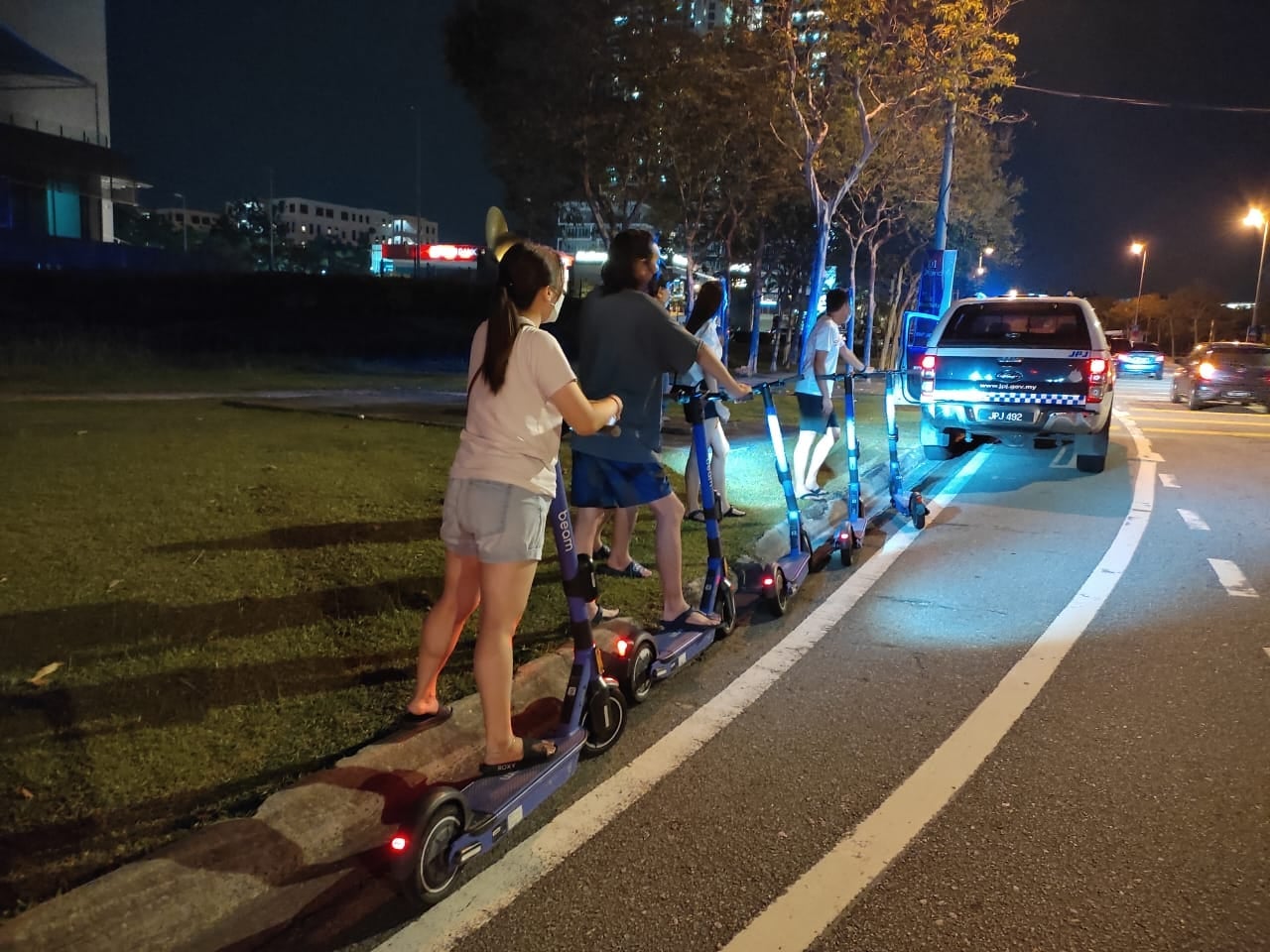 魏家祥：微型交通禁路上行驶  包括电动或人力滑板车