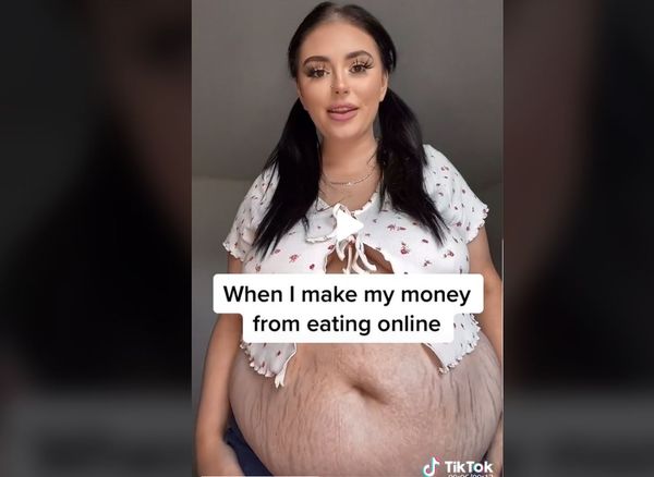 鹅蛋脸配超大啤酒肚 女郎靠吃饭月入过万