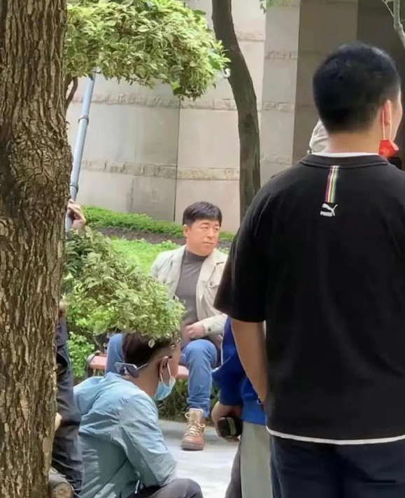 黄渤小区拍戏 不戴口罩遭驱赶