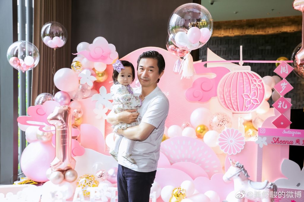 黄舒骏上海核酸检测做不停 3周弄哭女儿16次