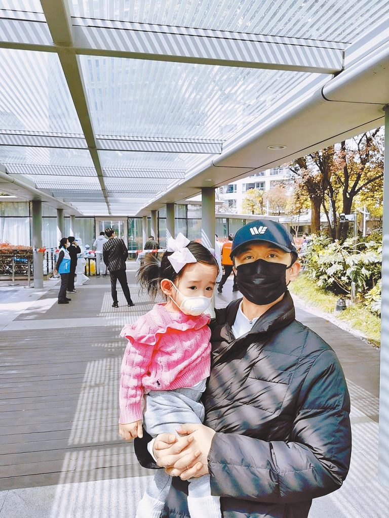 黄舒骏上海核酸检测做不停 3周弄哭女儿16次