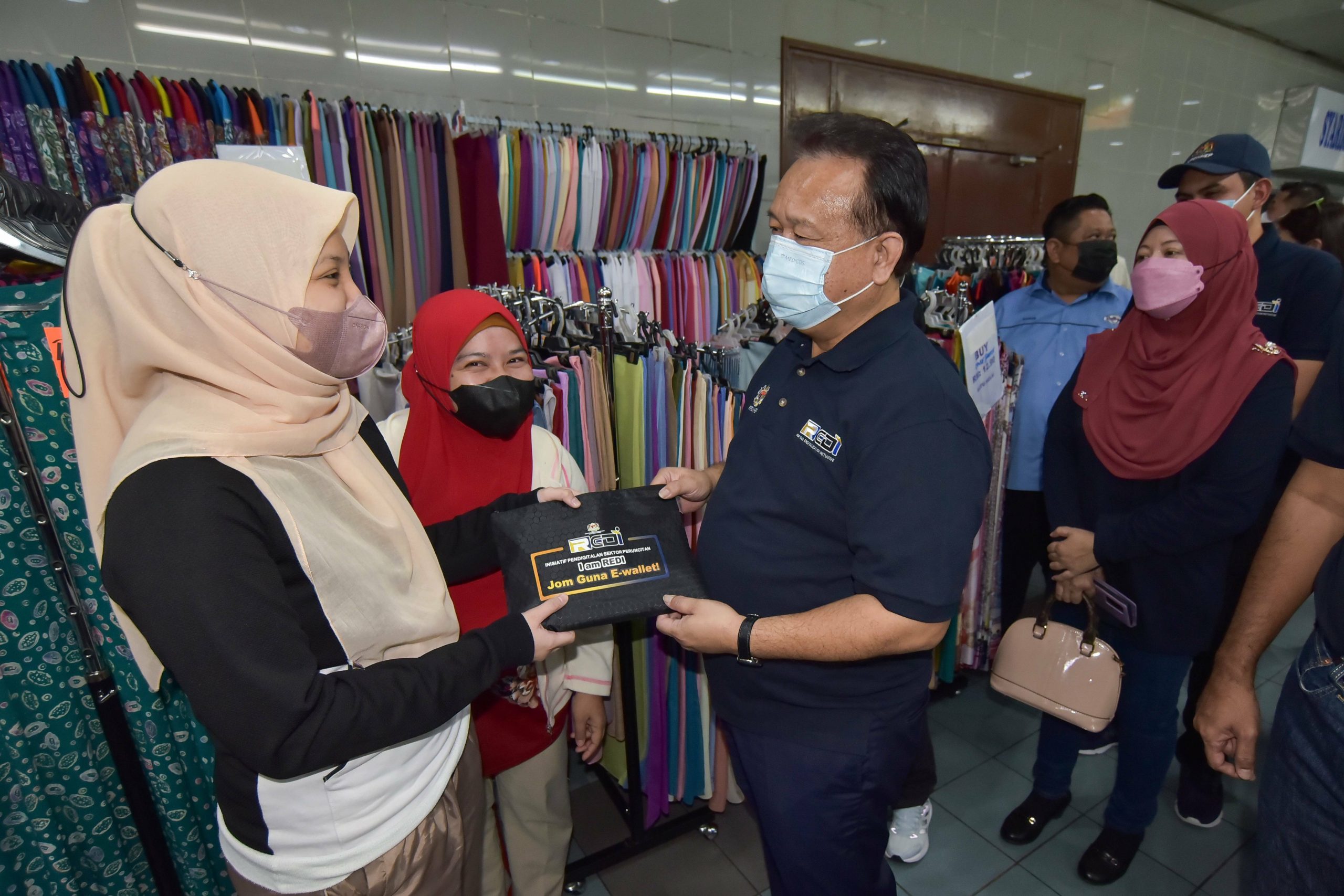 (1/2贸消部长)亚历山大:查机票价暴涨 若属实反暴利法对付