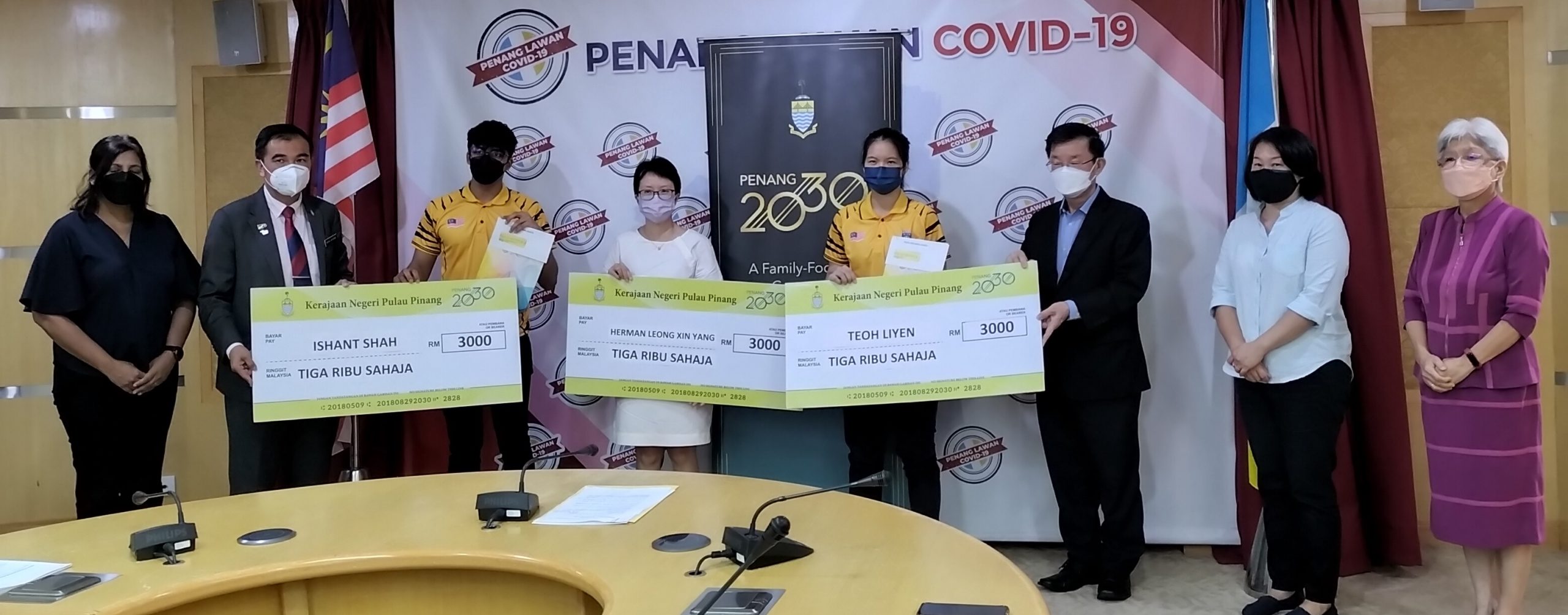 （全国版）两位壁球州手获美国大学录取 伊桑沙和张莉苑都说：升学也不会放弃壁球