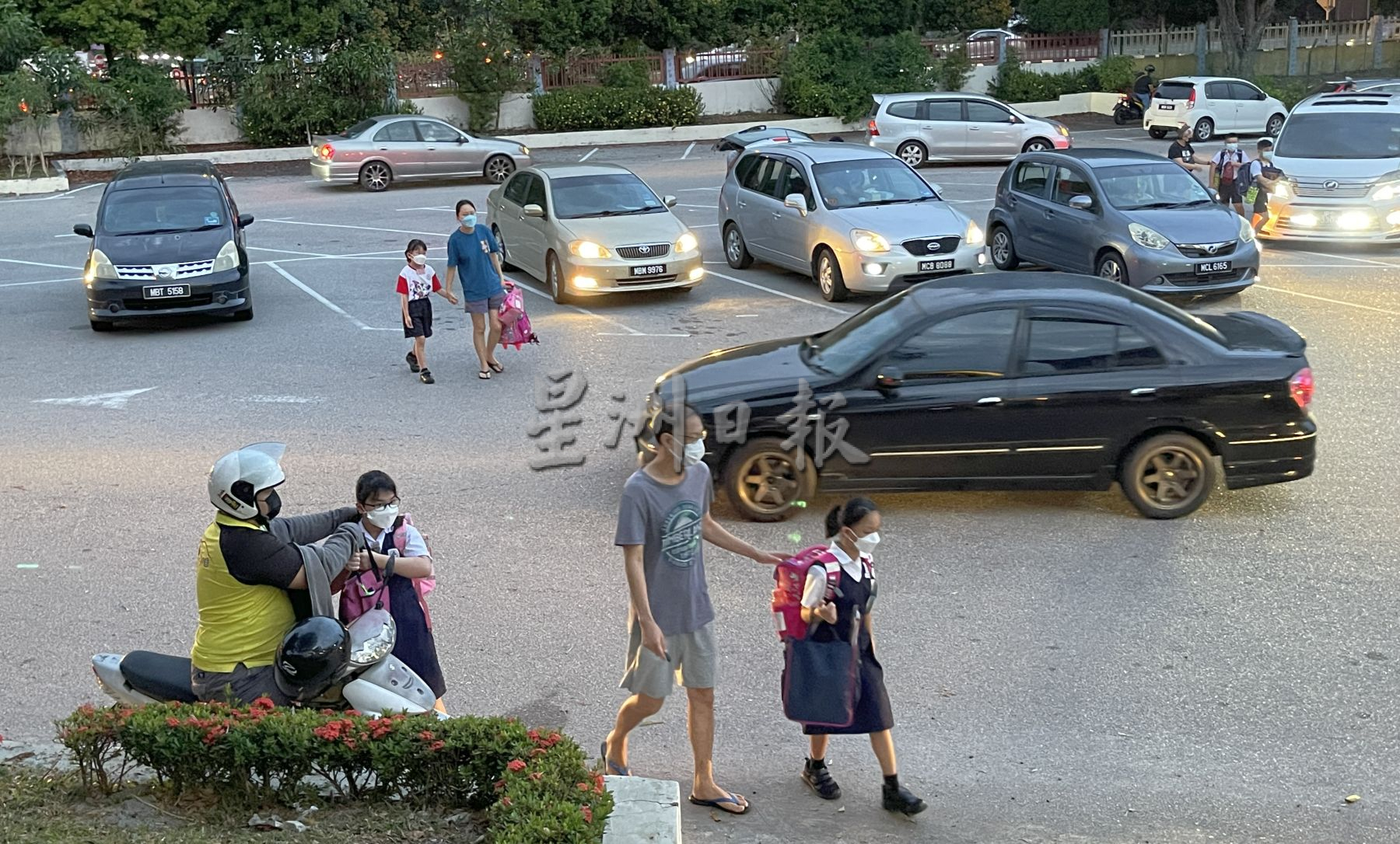 （古城封面主文）小学全面实体课，华小国小顺利开课