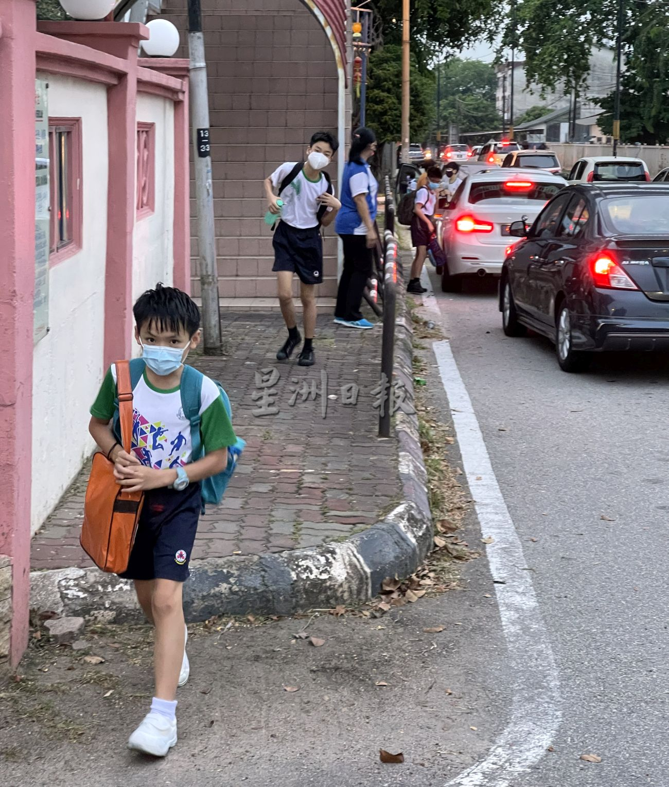 （古城封面主文）小学全面实体课，华小国小顺利开课
