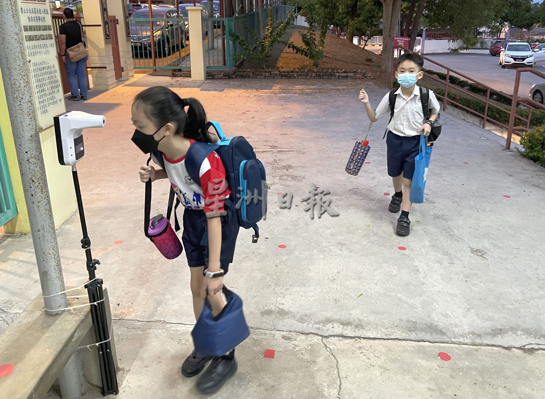 （古城封面主文）小学全面实体课，华小国小顺利开课