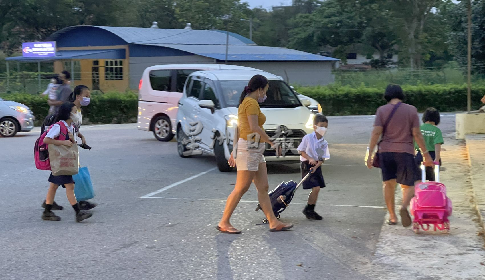 （古城封面主文）小学全面实体课，华小国小顺利开课