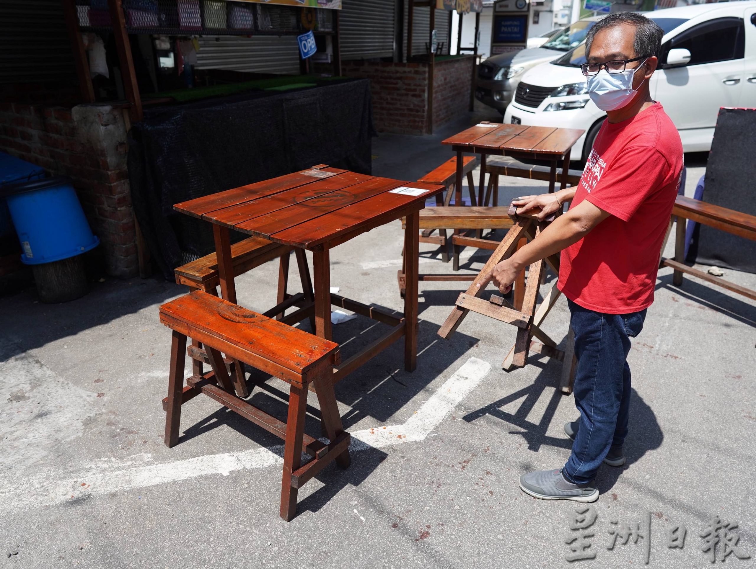 (古城封面主文)食肆店摆放桌椅霸占停车位,老街区停车格更少了