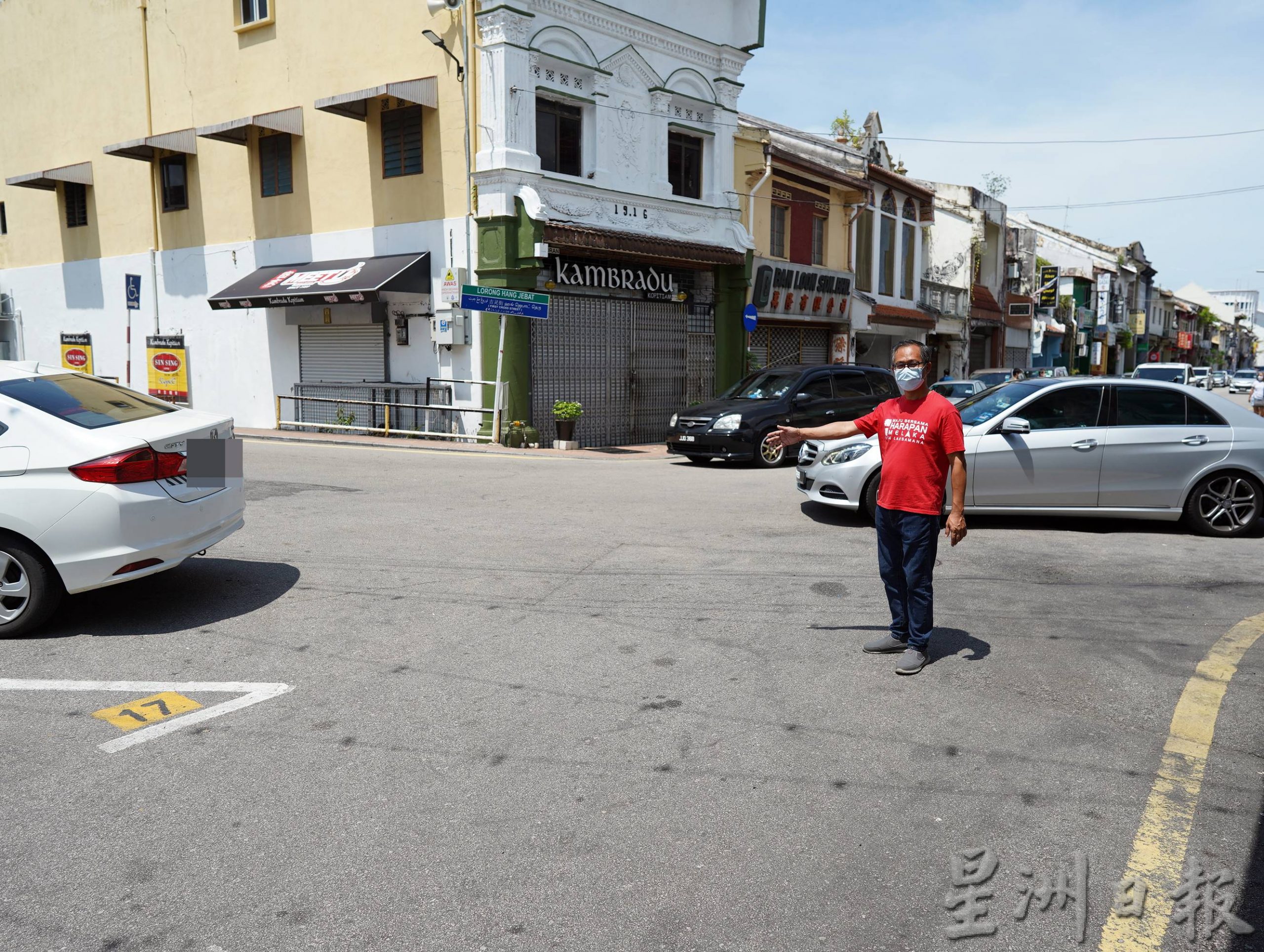 （古城封面主文）食肆店摆放桌椅霸占停车位，老街区停车格更少了