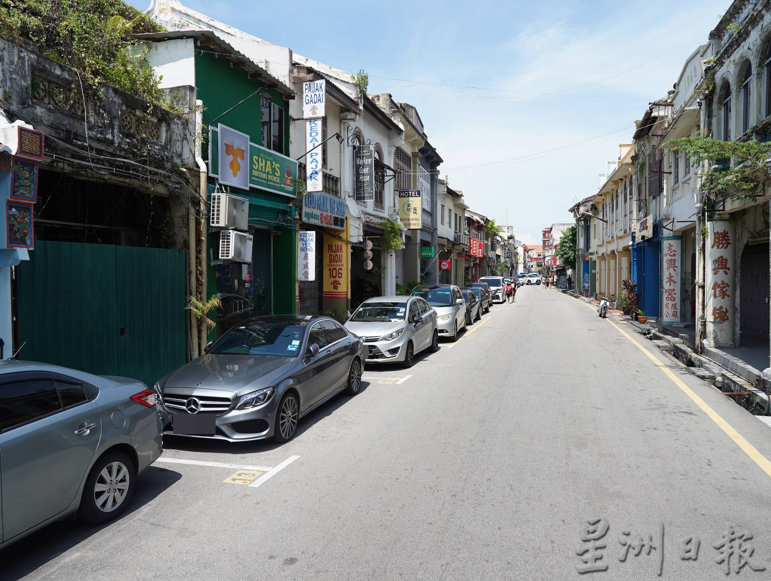 （古城封面主文）食肆店摆放桌椅霸占停车位，老街区停车格更少了
