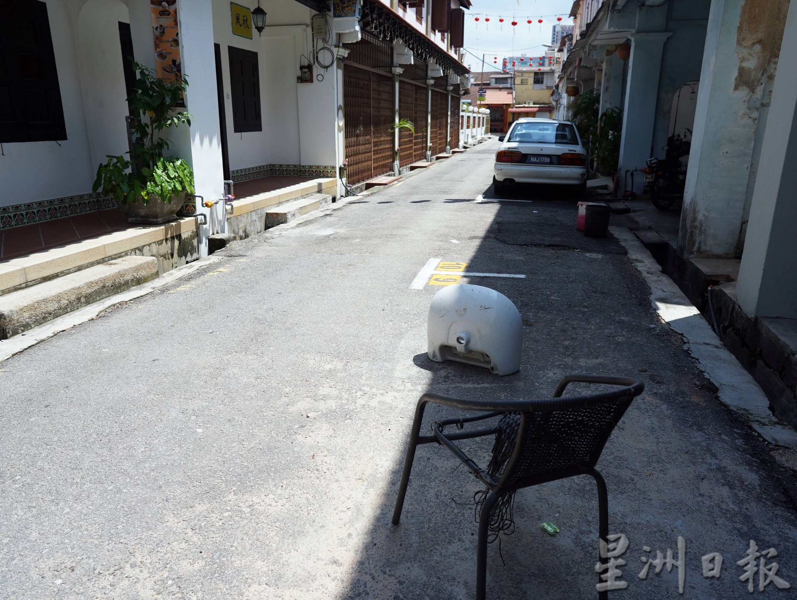 （古城封面主文）食肆店摆放桌椅霸占停车位，老街区停车格更少了
