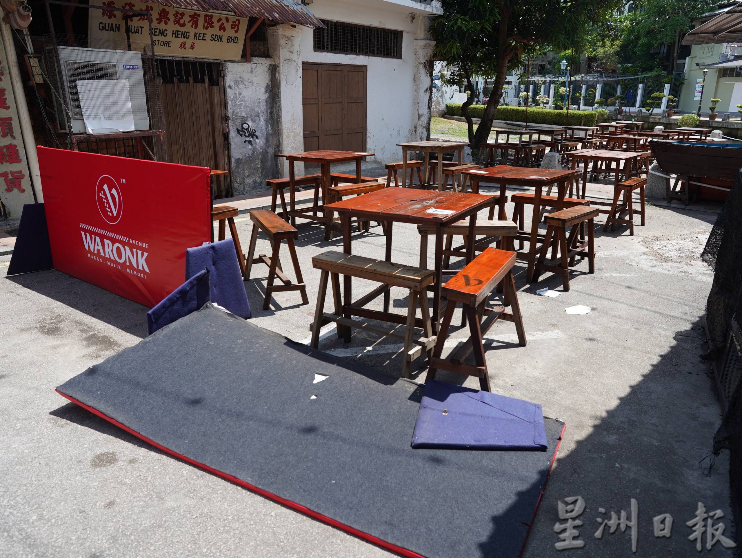 (古城封面主文)食肆店摆放桌椅霸占停车位,老街区停车格更少了