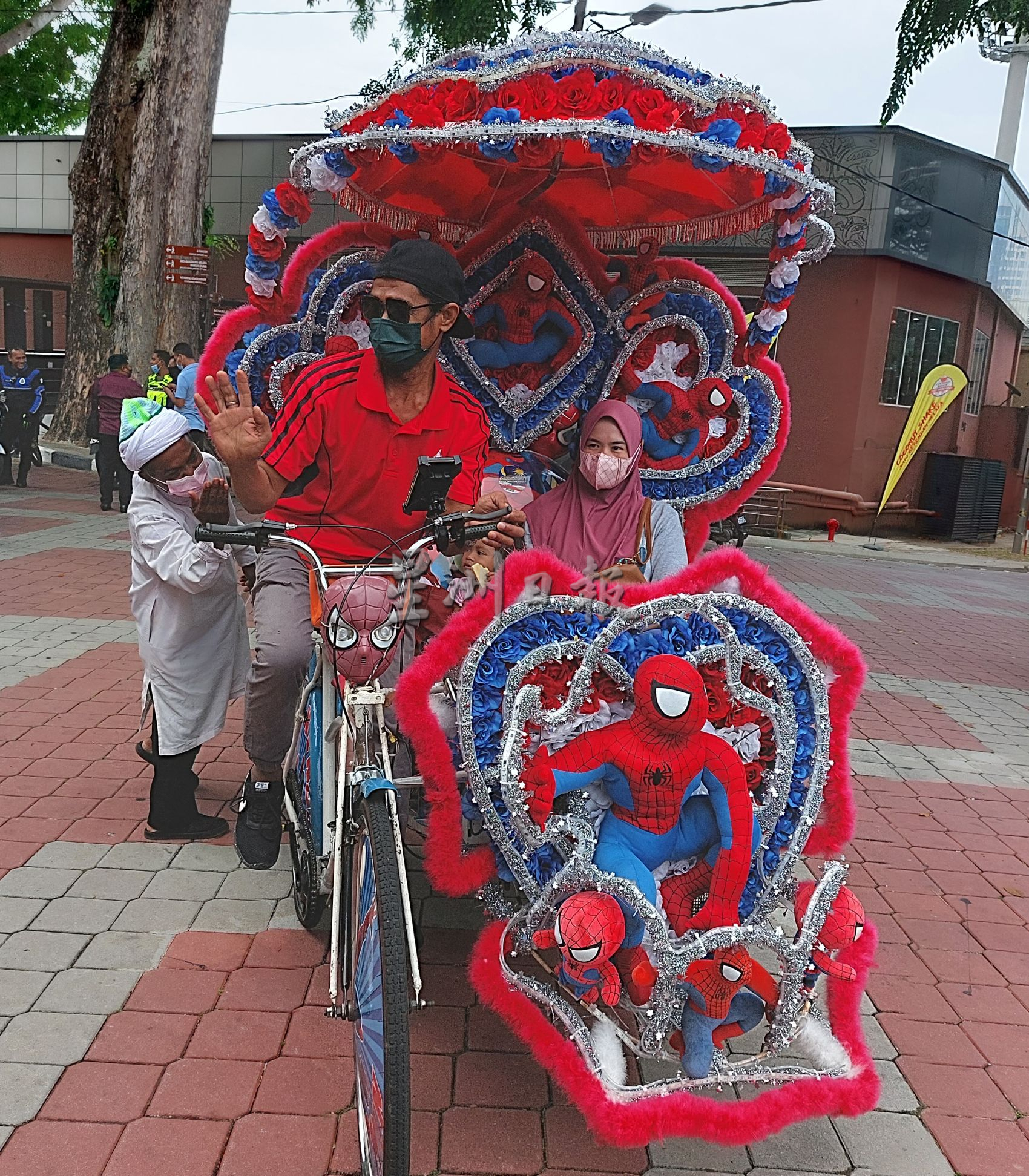 (古城版)三轮车夫提供一触即通服务