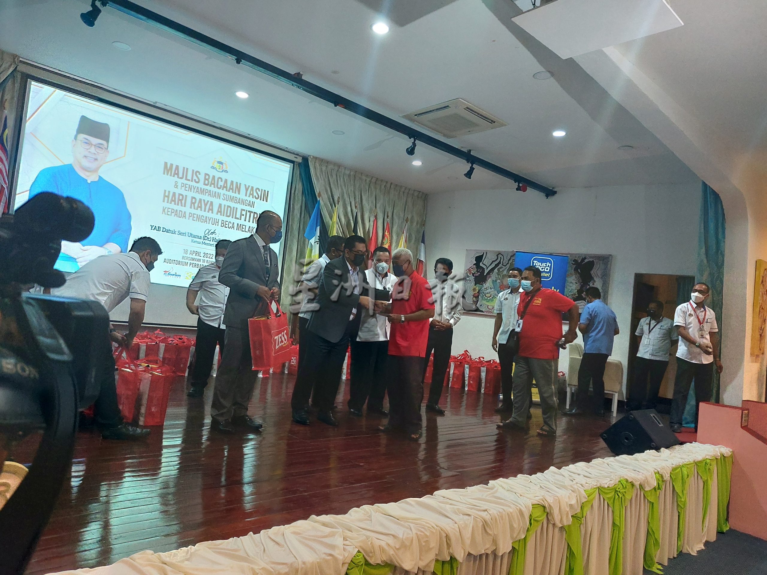 (古城版)三轮车夫提供一触即通服务