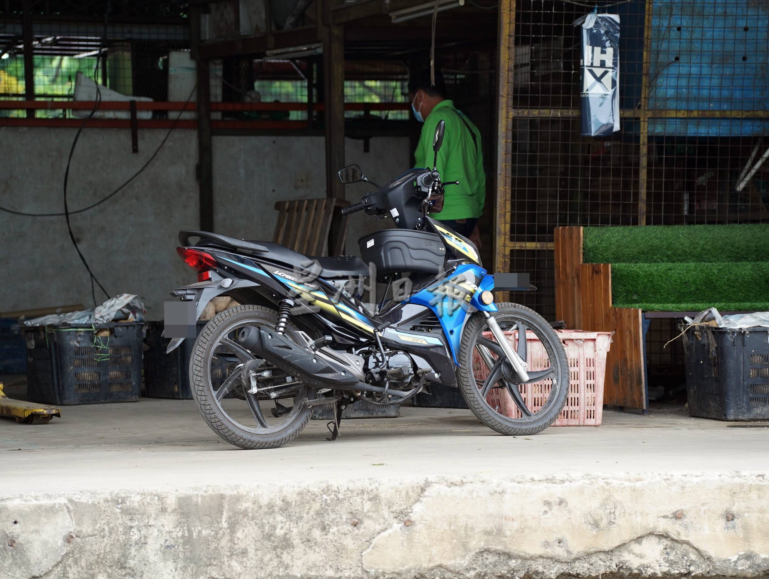 （古城第二版主文）摩托车硬闯峇株安南批发公市，入口处升降杆常被破坏