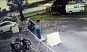 （古城第二版主文）摩托车硬闯峇株安南批发公市，入口处升降杆常被破坏