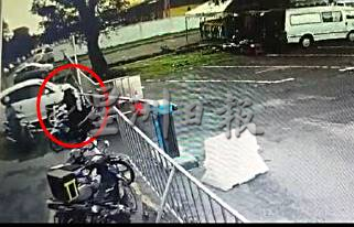 （古城第二版主文）摩托车硬闯峇株安南批发公市，入口处升降杆常被破坏