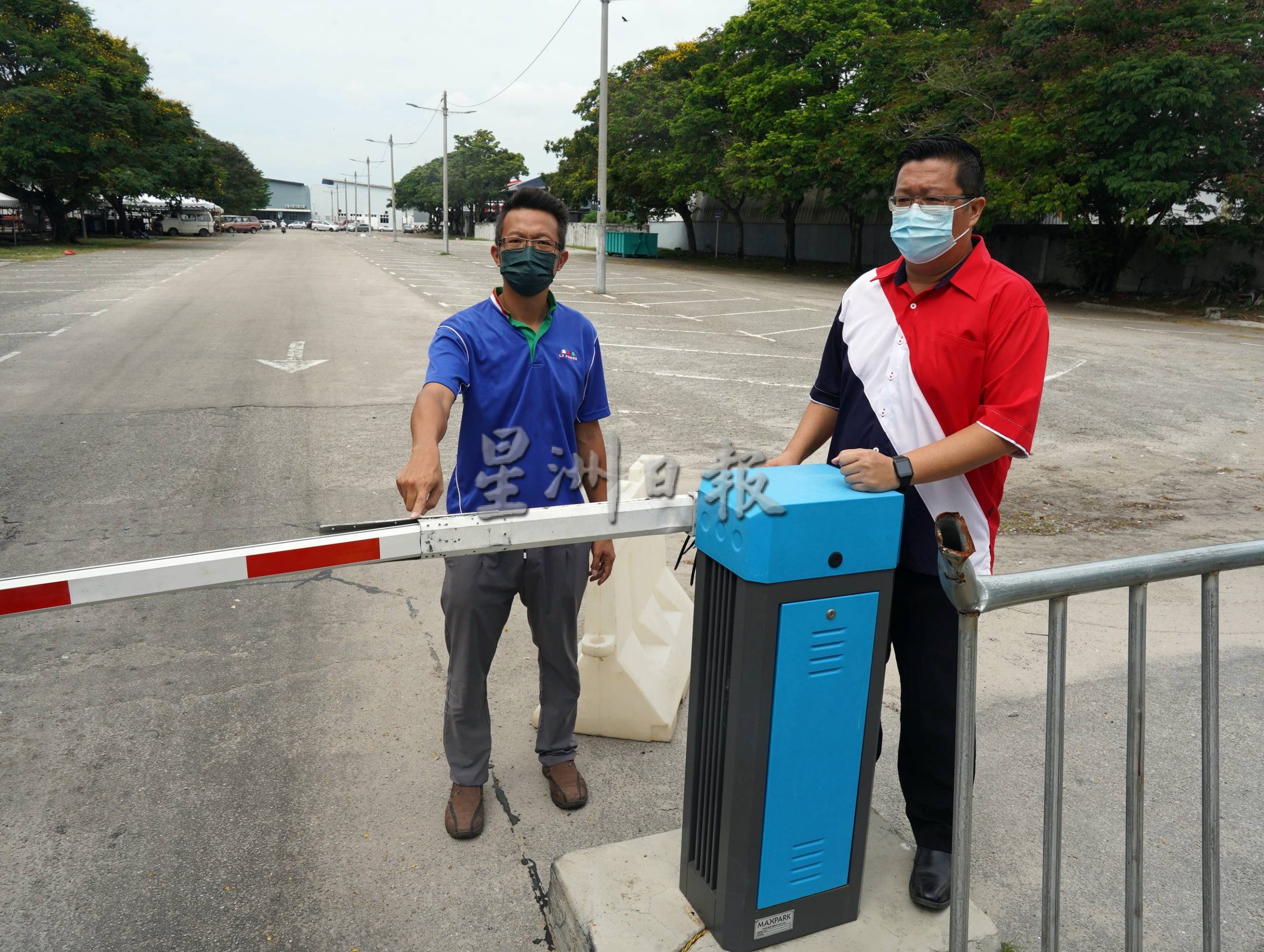 （古城第二版主文）摩托车硬闯峇株安南批发公市，入口处升降杆常被破坏