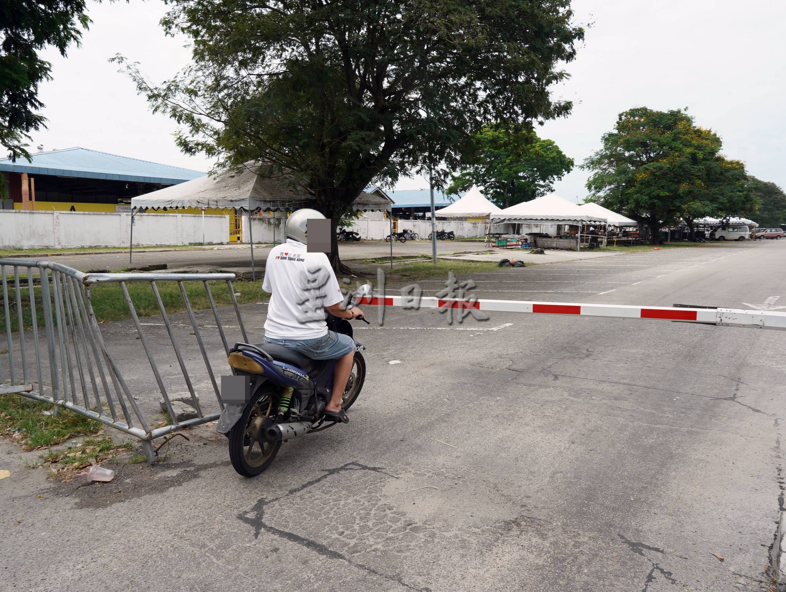（古城第二版主文）摩托车硬闯峇株安南批发公市，入口处升降杆常被破坏