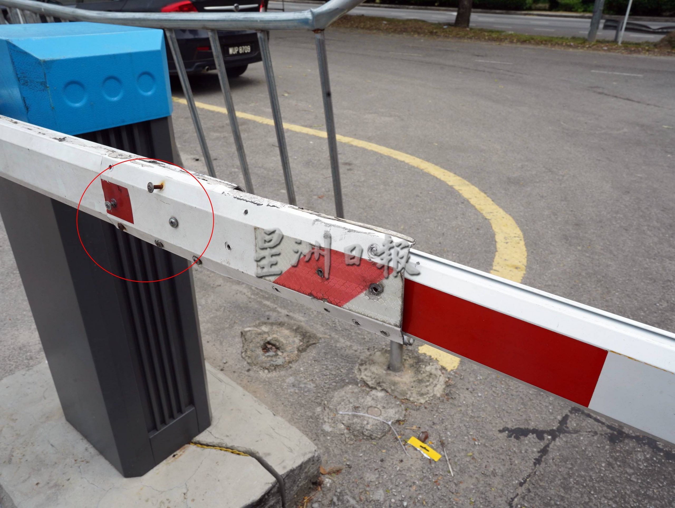 （古城第二版主文）摩托车硬闯峇株安南批发公市，入口处升降杆常被破坏