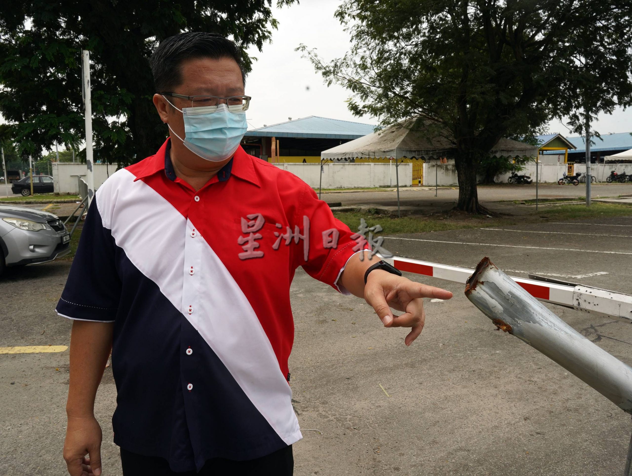 （古城第二版主文）摩托车硬闯峇株安南批发公市，入口处升降杆常被破坏