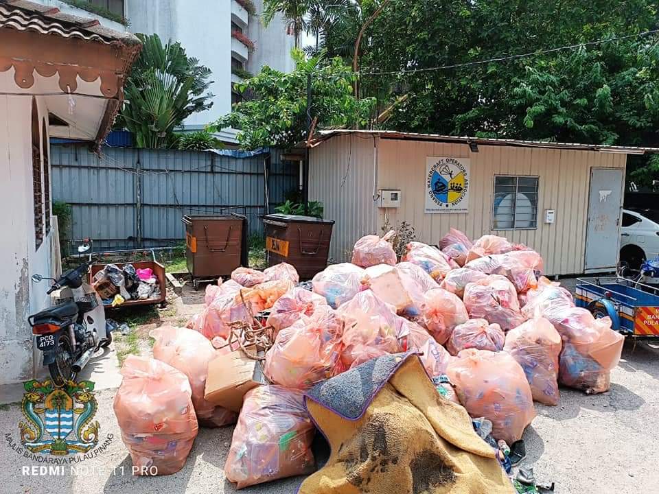 (大北马)峇都丁宜沙滩狂欢,游客留大量垃圾遭谴责
