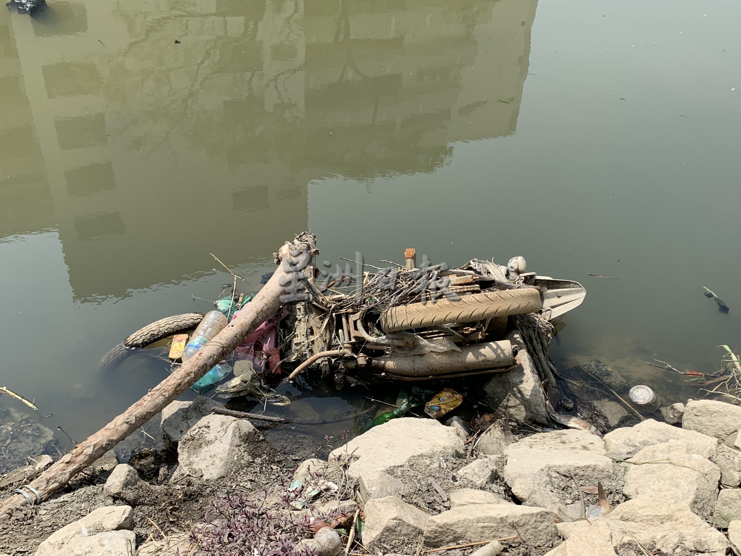 (大北马)设槟榔河平行沟渠 降低槟榔河垃圾污染程度