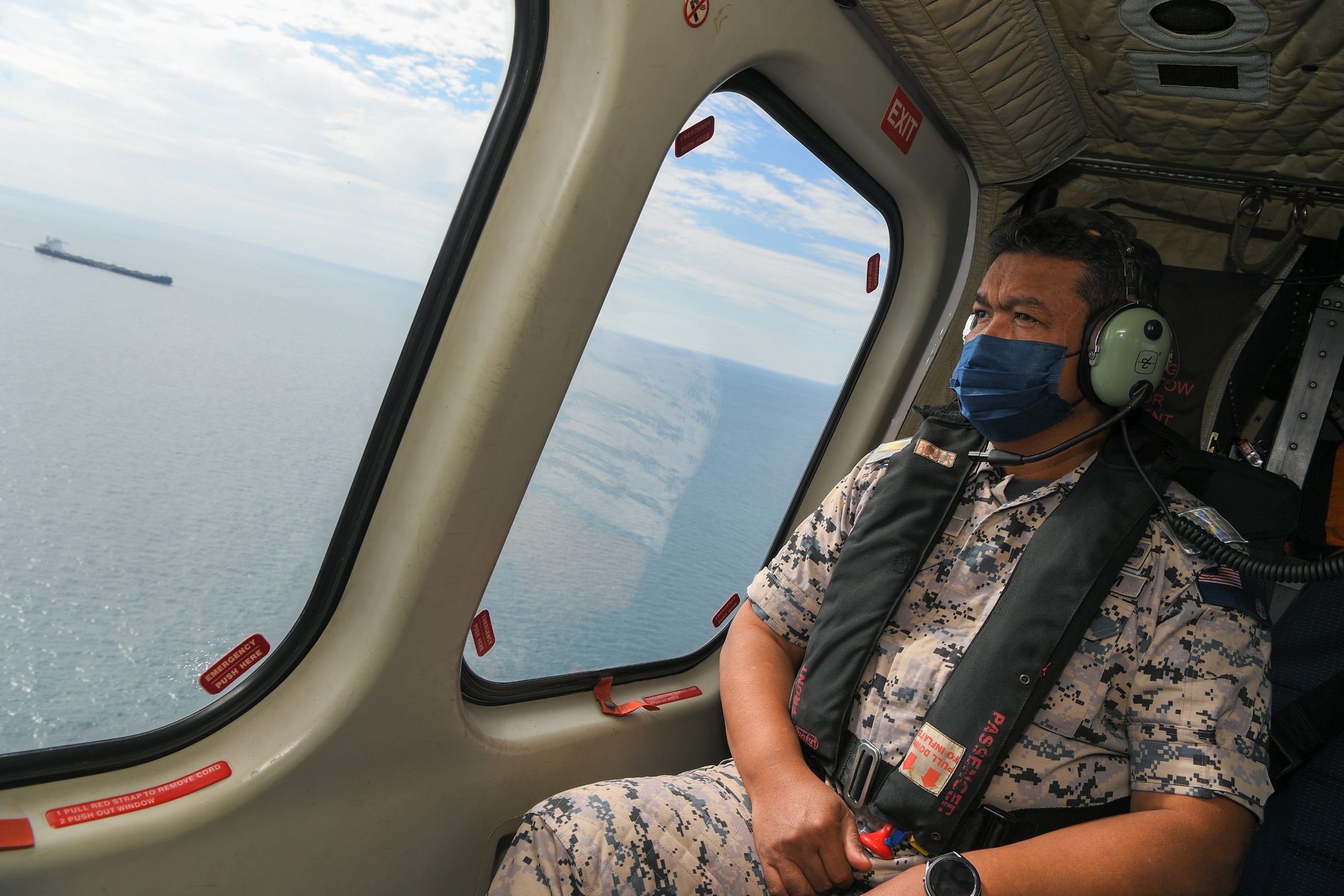 （已签发）柔：救援部队出动直升机和船艇，搜索潜水失踪游客