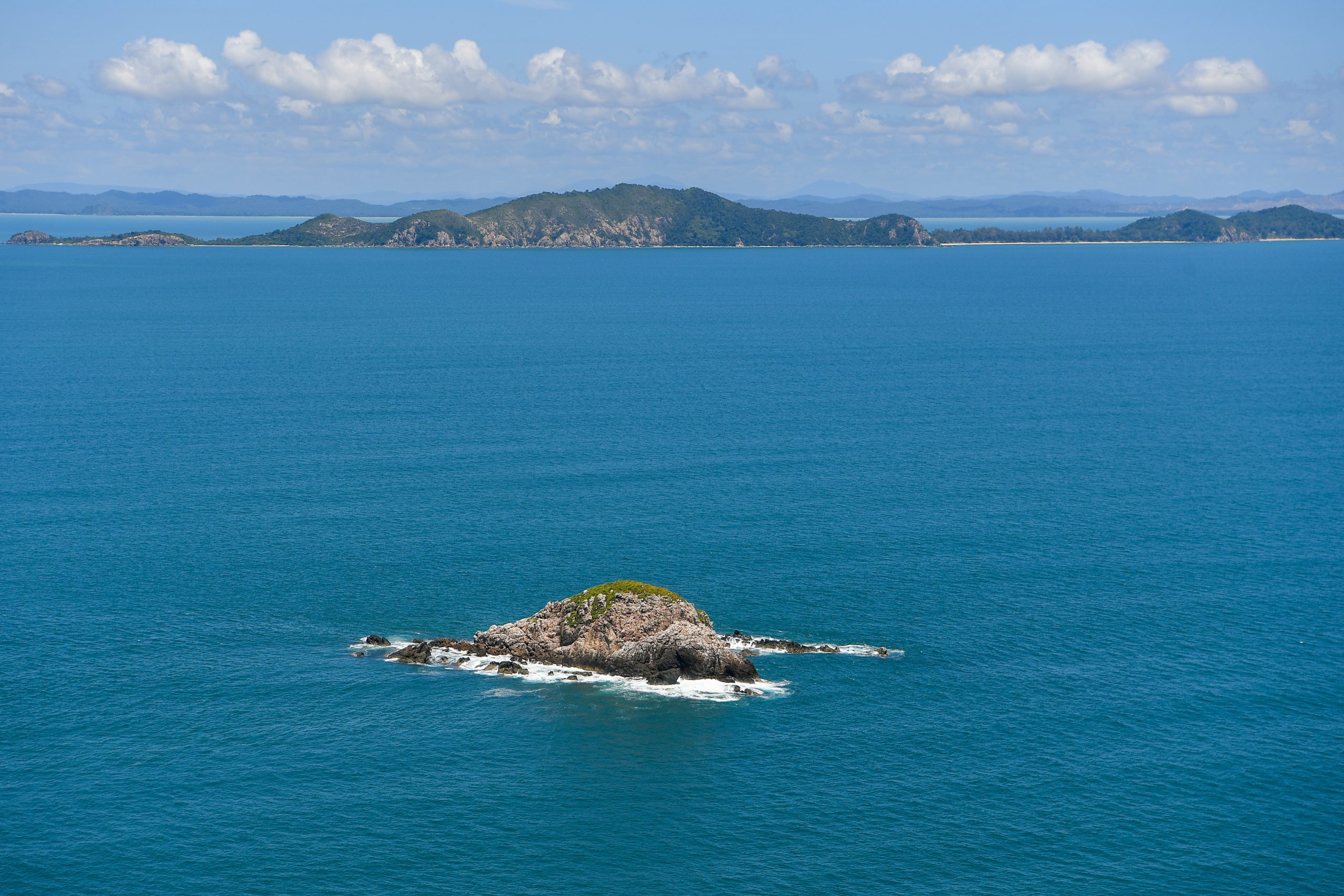 （已签发）柔：救援部队出动直升机和船艇，搜索潜水失踪游客