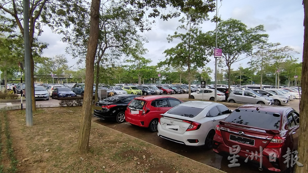 (已签发)柔:边界重开后首个长周末,柔佛名牌折扣购物中心重现购物人潮