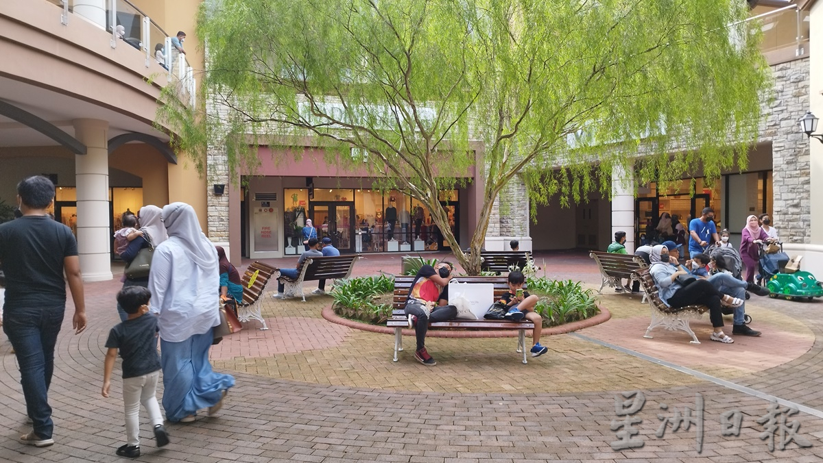 (已签发)柔:边界重开后首个长周末,柔佛名牌折扣购物中心重现购物人潮