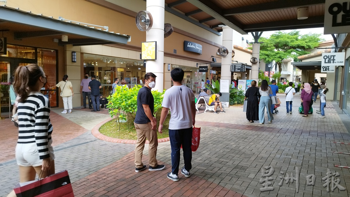 (已签发)柔:边界重开后首个长周末,柔佛名牌折扣购物中心重现购物人潮