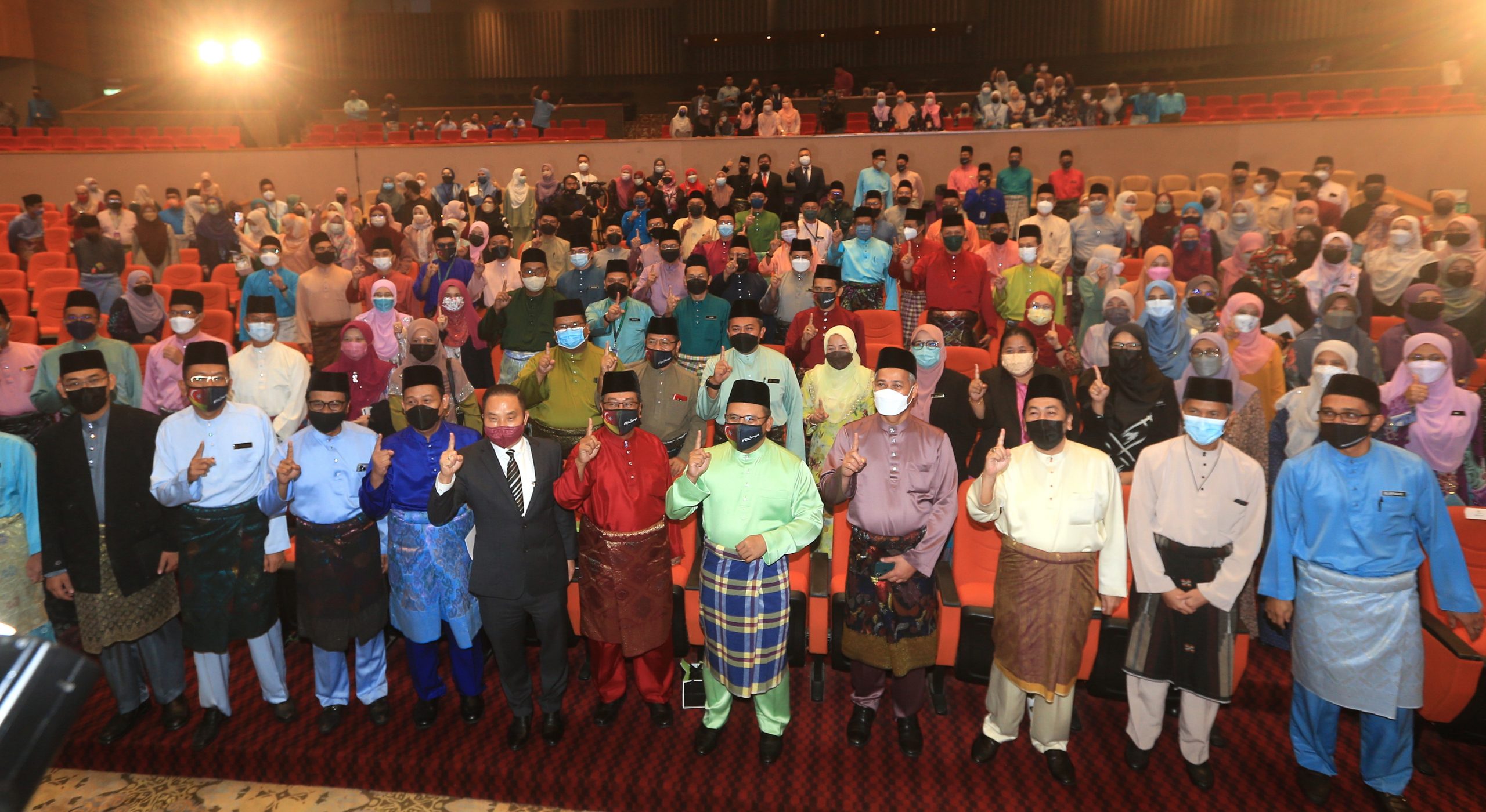 (大都会版3头)雪州大臣出席公务员斋戒月