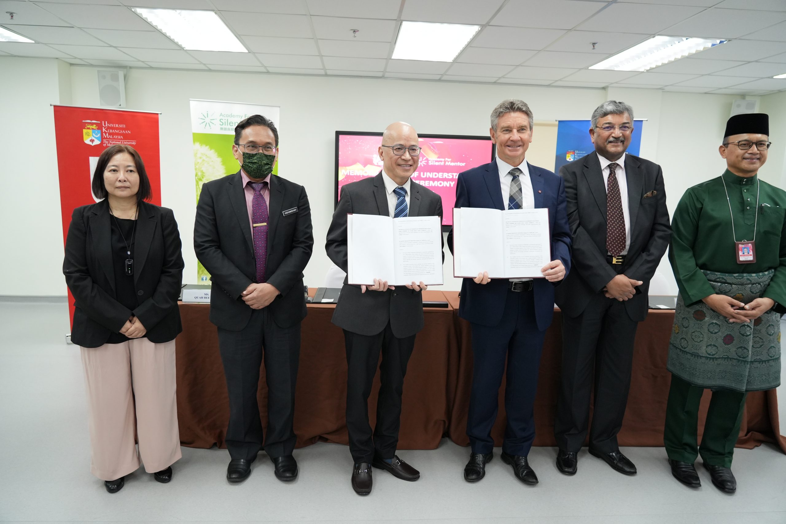 1图/英国爱丁堡皇家外科学院与无语良师谅解备忘录