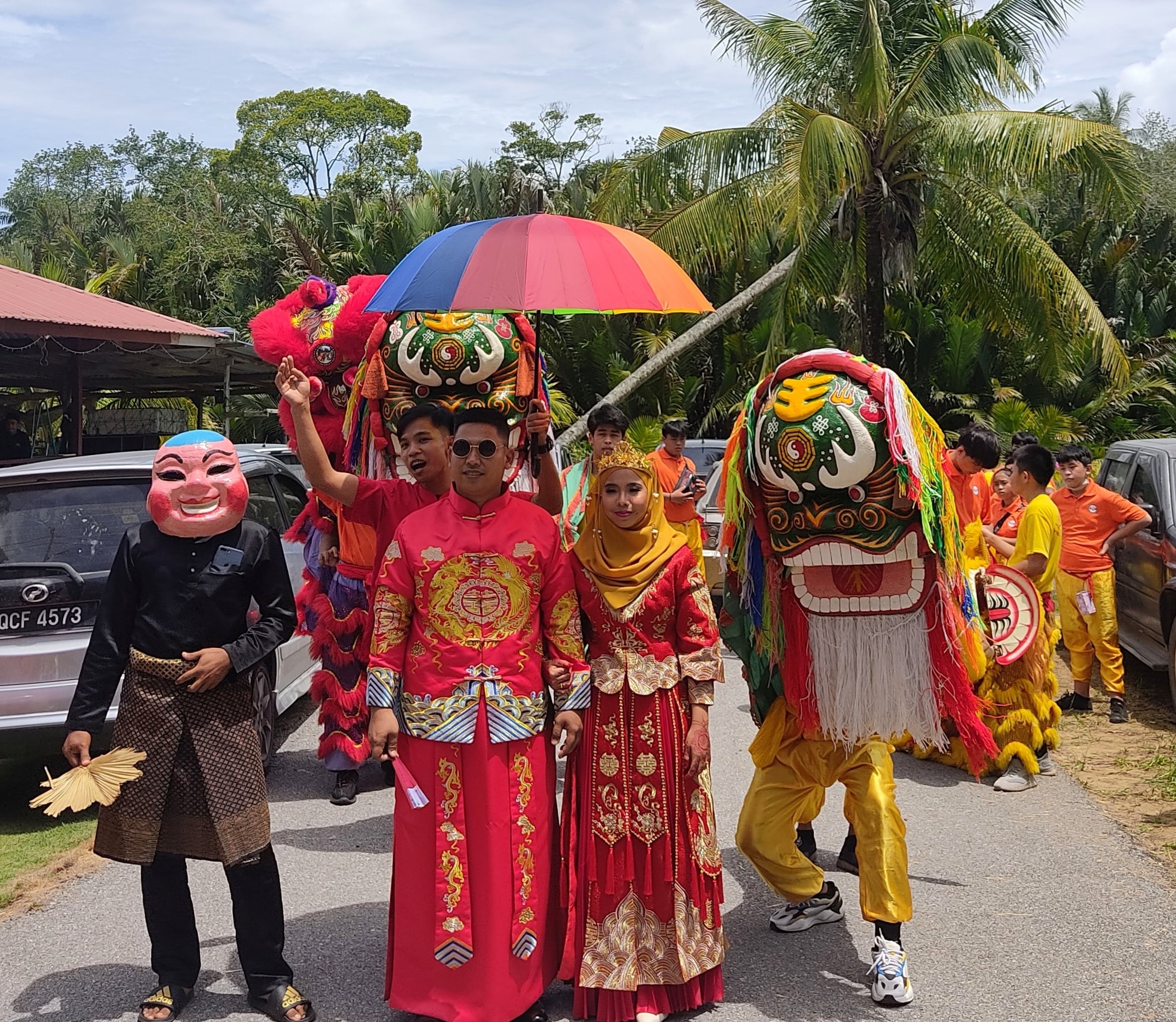 22/5见报∕我们∕出动舞狮 炮竹甘榜迎亲