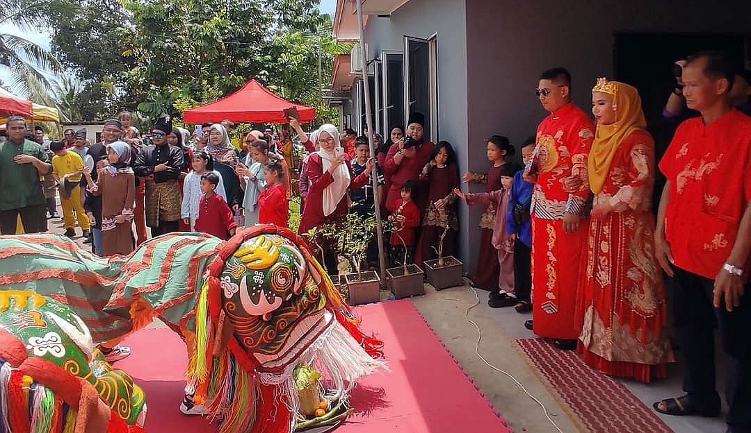 22/5见报∕我们∕出动舞狮 炮竹甘榜迎亲
